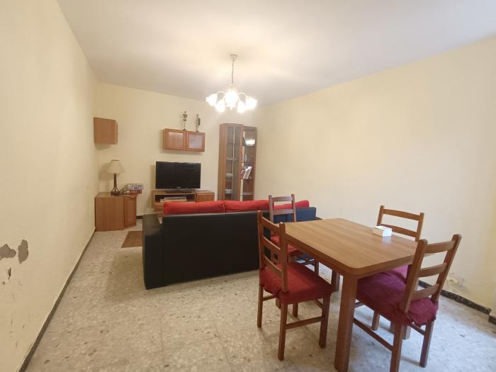 Se vende casa con pequeño jardín en Carreira